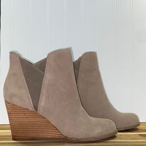 🍀Lucky Brand Youse Taupe Suede Chelsea Wedge Ankle Booties- Women’s 9M